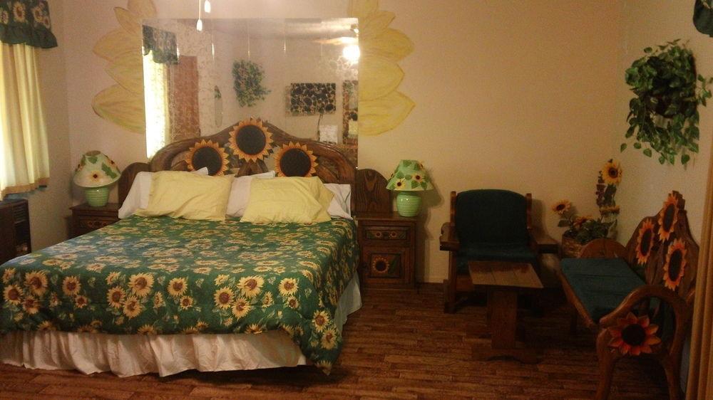 Blue Diamond Bonnie Springs Ranch Motel מראה חיצוני תמונה
