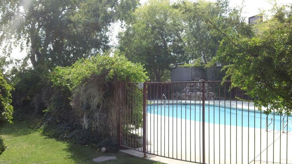 Blue Diamond Bonnie Springs Ranch Motel מראה חיצוני תמונה
